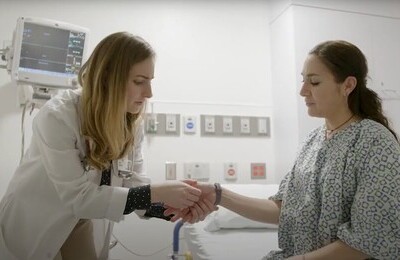 Кодирование Аквилонг в Новомихайловском Врач держит пациентку за руку