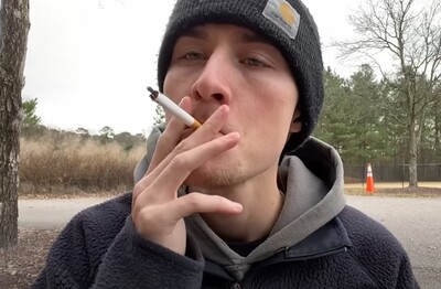 Лечение зависимости от табакокурения в Новомихайловском Мужчина с сигаретой делает затяжку