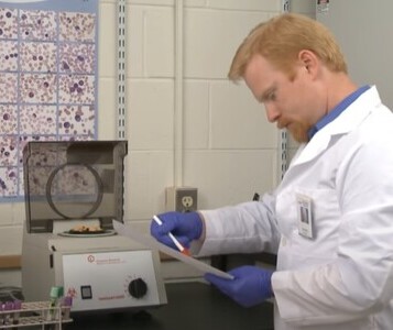 Клиника лечения наркозависимости в Новомихайловском Врач в кабинете клиники